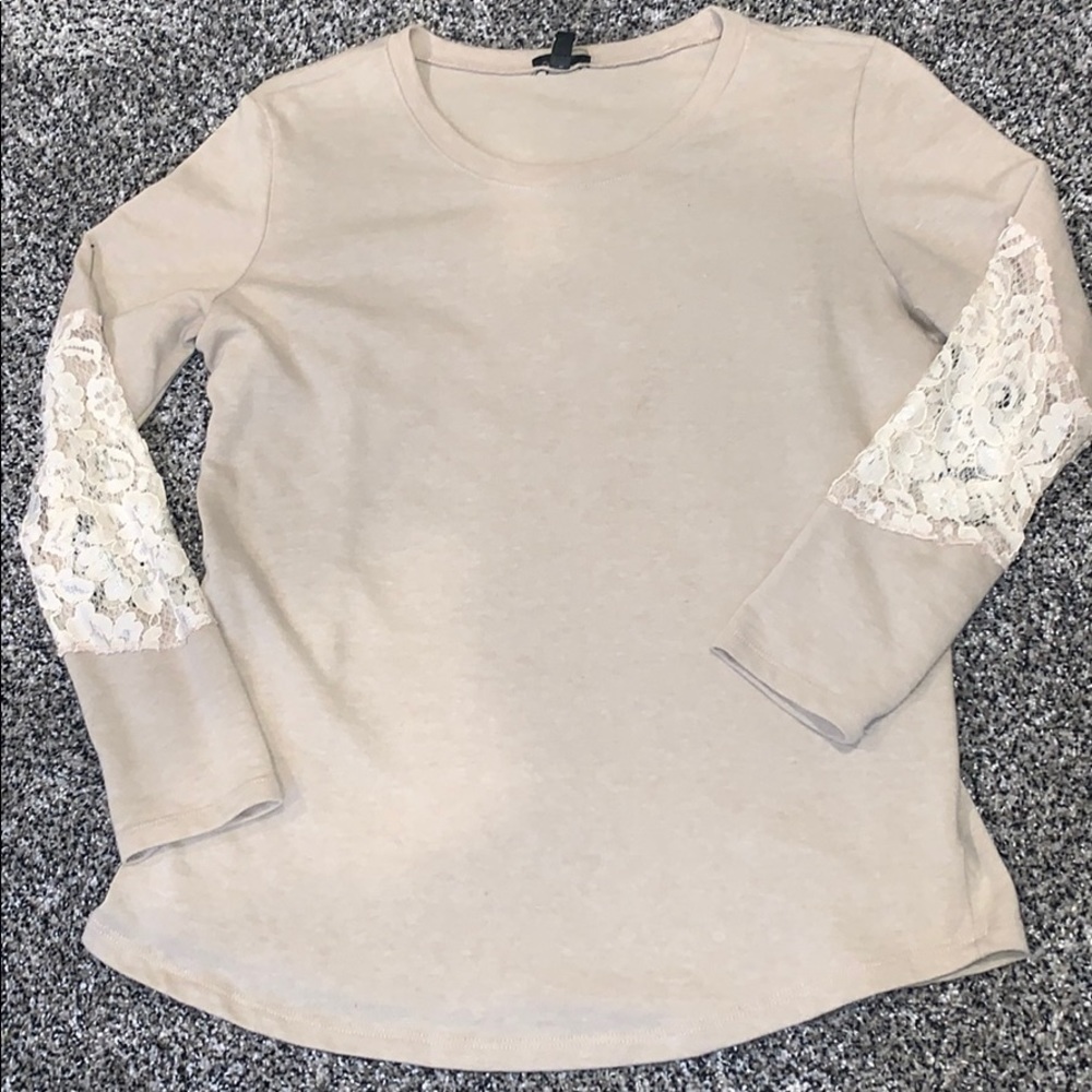 Like new, 3/4 sleeve with beautiful flower lace!